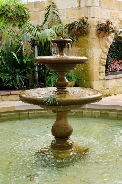 Botanik Bahçeleri Konservatuarı 'ndaki çeşme - Hobart, Tazmanya, Avustralya