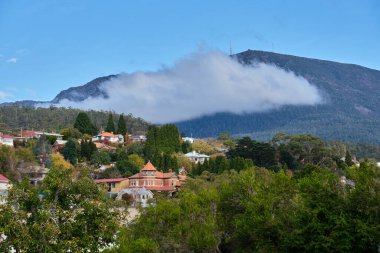 Wellington Dağı 'nın altındaki bulutlar Hobart, Tazmanya, Avustralya