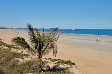 Cable Beach, Doğu Hint Okyanusu - Broome, WA, Avustralya - Broome, WA, Avustralya 'nın çarpıcı turkuaz suyuyla kaplı 22 km uzunluğunda beyaz kumlu bir şerittir.