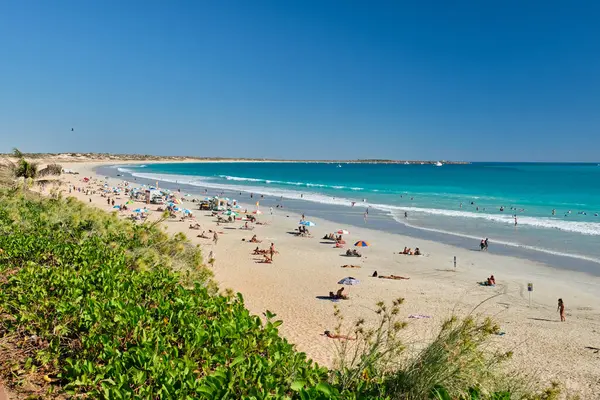 Cable Beach, Doğu Hint Okyanusu - Broome, WA, Avustralya - Broome, WA, Avustralya 'nın çarpıcı turkuaz suyuyla kaplı 22 km uzunluğunda beyaz kumlu bir şerittir.