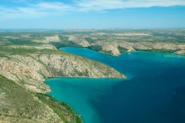 One Arm Point ile Horizontal Falls arasındaki Korsan Takımadası 'nın havadan görünüşü Dampier Yarımadası, WA, Avustralya