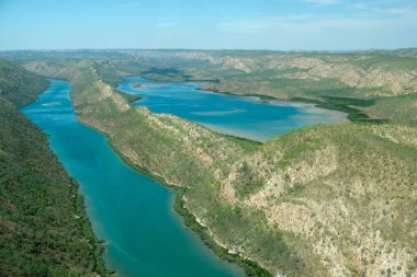 One Arm Point ile Horizontal Falls arasındaki Korsan Takımadası 'nın havadan görünüşü Dampier Yarımadası, WA, Avustralya