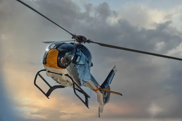 直升机在日出时分在空中飞行 — 图库照片