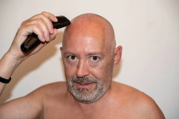 Year Old Bearded Man Shaving His Head Hair Clippe — Stock Photo, Image