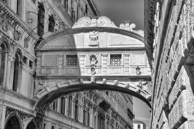 İç Çekmeler Köprüsü veya Ponte dei Sospiri, Venedik 'te bir köprü ve İtalya' nın Rio del Palazzo Kanalı 'dır..
