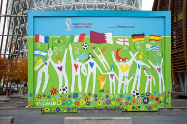 15 Aralık 22 Piazza Gae Aulenti, Milan İtalya: Katar 'da düzenlenen 2022 Dünya Kupası' nda ressam Stefano Rossetti 'nin duvar resmi