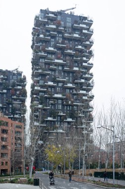 Milan, İtalya. 15 Aralık 2022. Bosco Verticale, modern ve ekolojik gökdelenlerin manzarası. Her balkonunda bir sürü ağaç var. Kar yağışlı kış manzarası