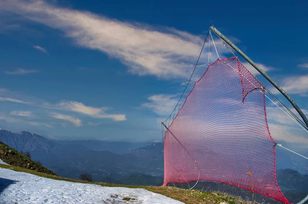 山の中でスキー場 側面には赤いセーフティネットが設置されている ストックフォト