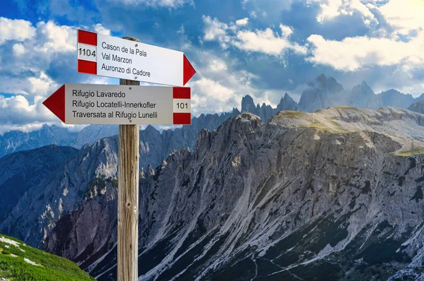 2018年9月15日 意大利南Tirolo 指示通往意大利Dolomites的Locatelli避难所和Lavaredo避难所山径的标志 — 图库照片