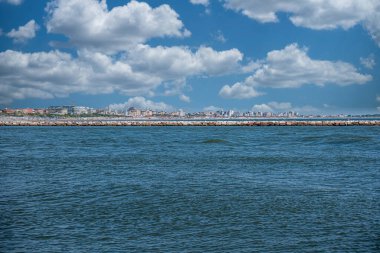 İtalya, Venedik yakınlarındaki Isolaverde sahilinden Sottomarina 'nın panoramik manzarası.