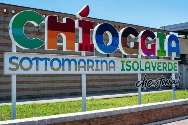15 / 06 / 23 - Chioggia, İtalya: Venedik yakınlarındaki Sottomarina plajlarında turistleri karşılayan çok renkli bir tabela: Chioggia, Sottomarina, Isolaverde, ne hikaye ama!