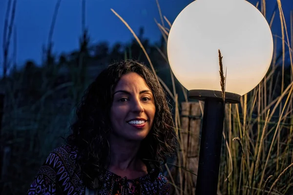 Портрет Красивої Усміхненої Дівчини Заході Сонця Пляжі Обличчям Освітленим Вуличним — стокове фото