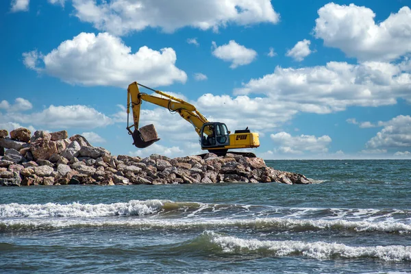 海岸線を破壊する嵐から守るための防波堤の建設 — ストック写真