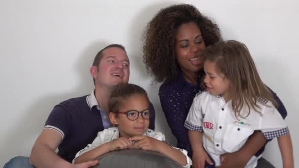 Multikulturní Rodina Šťastně Zpívající Vtipkující Svými Dvěma Dětmi — Stock video