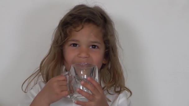 Ένα Παιδί Μακριά Καστανά Μαλλιά Μιλάει Κρατώντας Ένα Ποτήρι — Αρχείο Βίντεο