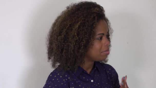 Chica Brasileña Con Pelo Largo Afro Moviendo Cabeza Hablando — Vídeo de stock