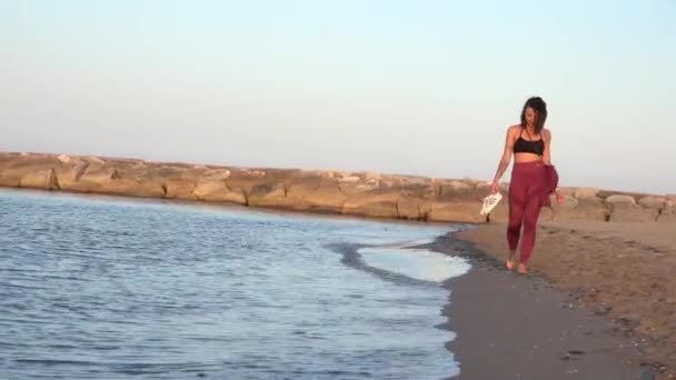 Κορίτσι Περπατώντας Ξυπόλητο Παπούτσια Στο Χέρι Περπατώντας Στην Παραλία Από — Αρχείο Βίντεο