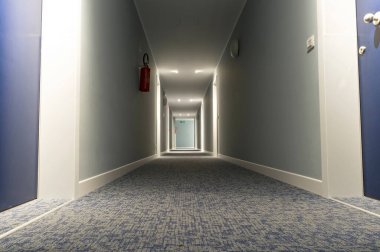 Tamamen ıssız ve ürkütücü otel koridoru..