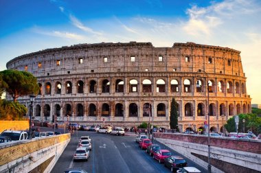 12 Ekim 2017 - Roma, İtalya: Roma, İtalya 'da gün batımında Kolezyum' un tam manzarası