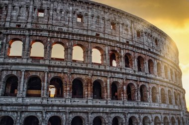 Roma 'daki Colosseum, İtalya, gün batımının ışığında