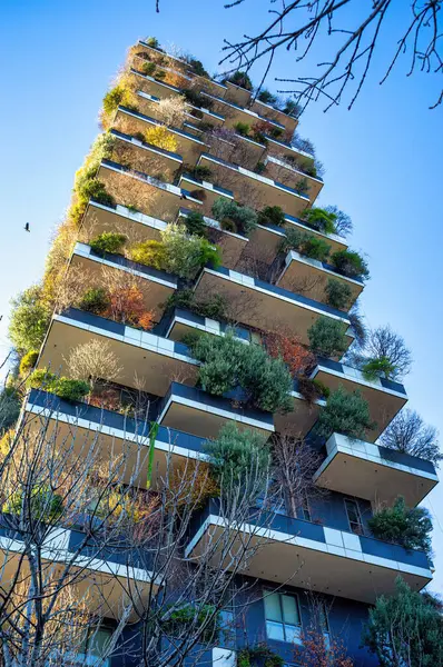 İtalya 'nın Milano kentindeki Bosco Verticale iskan kompleksi, dünyanın en ünlü gökdelenlerinden biridir ve prestijli ödüller almıştır..