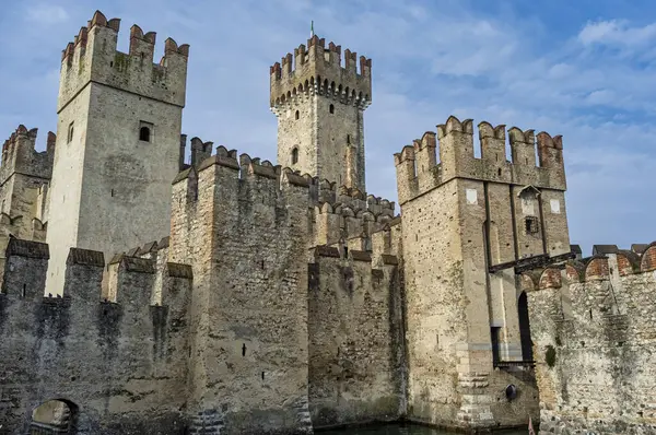İtalya 'daki Garda Gölü' ndeki Sirmione Kalesi