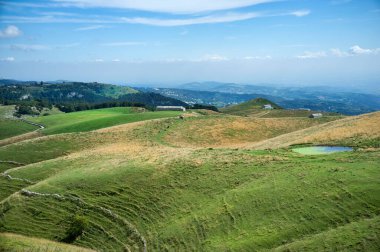 Panorama di Busa Monte Novegno, Kuzey İtalya 'daki Küçük Dolomitleri gören manzaralı balkon..