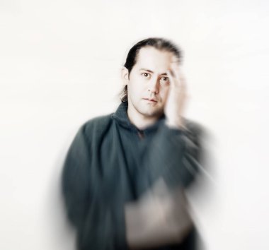 Eli şakakta genç bir adam. Gençlik depresyonu kavramı, zoom bulanıklığı olan görüntü