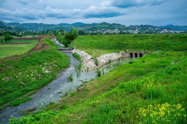 İtalya 'nın Vicenza ilindeki Trissino ve Arzignano belediyelerindeki Agno Gua nehri üzerindeki sel koruma ve hidrolik ve ıslah projeleri için nehir mühendisliği çalışmaktadır..