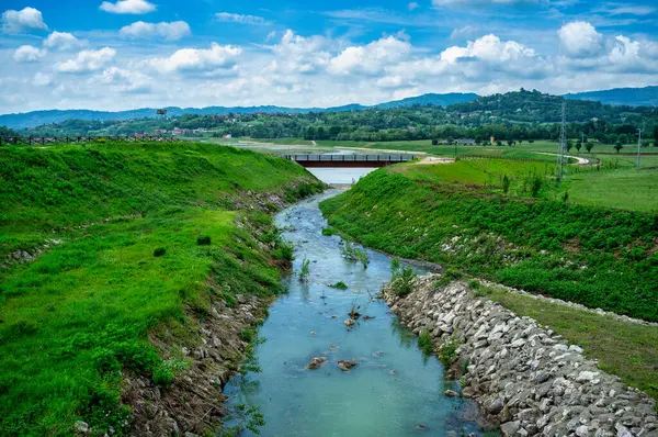 İtalya 'nın Vicenza ilindeki Trissino ve Arzignano belediyelerindeki Agno Gua nehri üzerindeki sel koruma ve hidrolik ve ıslah projeleri için nehir mühendisliği çalışmaktadır..