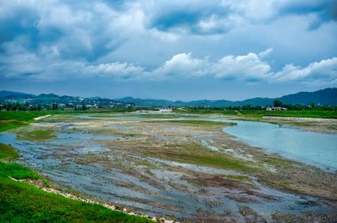 İtalya 'nın Vicenza ilindeki Trissino ve Arzignano belediyelerindeki Agno Gua nehri üzerindeki sel koruma ve hidrolik ve ıslah projeleri için nehir mühendisliği çalışmaktadır..