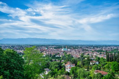 İtalya 'nın Vicenza kentinin panoramik manzarası.