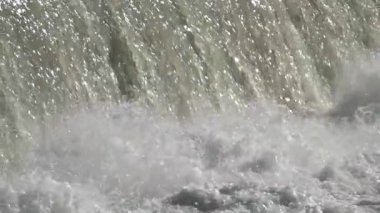 Şiddetli bir yağmurdan sonra, ağır çekimde, akan bir nehirde dalgalanan sular.