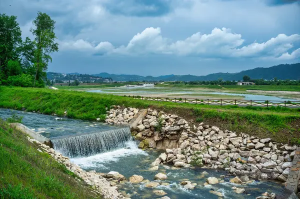 İtalya 'nın Trissino ve Arzignano kentlerindeki Agno Gua nehri üzerindeki sel koruma ve hidrolik ve ıslah projeleri için nehir mühendisliği çalışmaktadır..