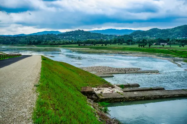İtalya 'nın Vicenza ilindeki Trissino ve Arzignano belediyelerindeki Agno Gua nehri üzerindeki sel koruma ve hidrolik ve ıslah projeleri için nehir mühendisliği çalışmaktadır..