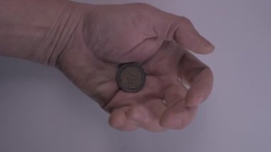 Avucunun içi açılıyor, 2 Euro 'luk bozuk para ortaya çıkıyor.