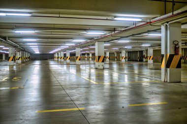 Tamamen boş ve terk edilmiş bir otopark.