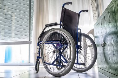 Boş tekerlekli sandalye bir odanın içinde.