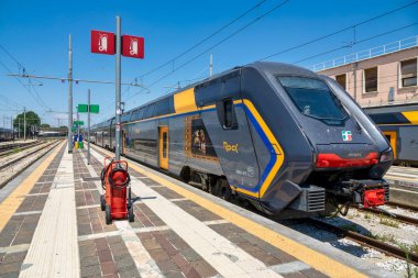 2 Temmuz 2025 Venedik İtalya Venezuela Santa Lucia tren istasyonu, İtalya, güneşli bir yaz gününde Büyük Kanal 'ın karşısından izlendi. Önplanda, kalabalık bir buharlı otobüs (su otobüsü) Ferrovia ACTV durağına yaklaşır.