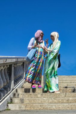 2 Temmuz 2025 Venedik İtalya Venezuela Santa Lucia tren istasyonu, İtalya, güneşli bir yaz gününde Büyük Kanal 'ın karşısından izlendi. Önplanda, kalabalık bir buharlı otobüs (su otobüsü) Ferrovia ACTV durağına yaklaşır.