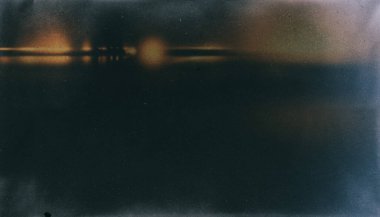 Eski grunge fotoğraf plakası negatif, analojik kaplama, soyut film dokusu arkaplanı tahıl, toz ve ışık sızıntısı ile