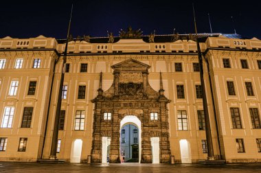 Prag Şatosu, Prag 'ın en popüler turizm merkezlerinden biri ve Çek cumhurbaşkanının Çek bayrağı taşıyan ikametgahı..
