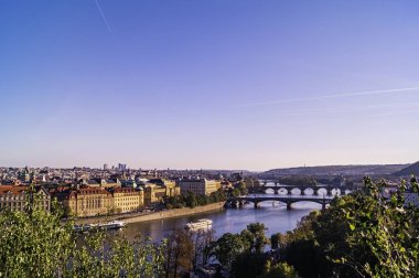 Prag 'ın eski bir kasabası. Çek Cumhuriyeti, Vltava Nehri üzerinde Charles Köprüsü ufuk çizgisinde. Kırmızı çatıları olan Prag manzara manzarası. Prag manzarası Letna Park, Prag, Çek.