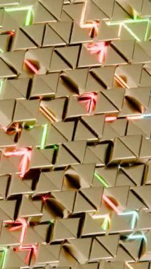 Neon Aksanlı Geometrik Altın Piramitler