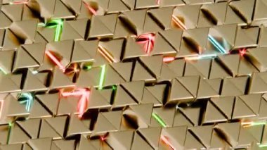 Neon Aksanlı Geometrik Altın Piramitler