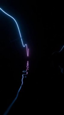 Neon ışık dalgaları, parlak yeşil ve mor renkleriyle karanlık uzayda suyu yansıtıyor.