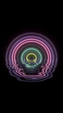 Neon Dairesel Yay Karanlık Arkaplanda Su Yüzeyi Yansıması