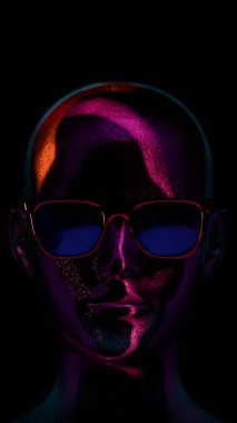 Güneş gözlüklü ve Neon Işıklı Retro Futuristik Manken