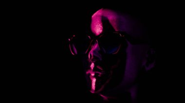 Güneş gözlüklü ve Neon Işıklı Retro Futuristik Manken