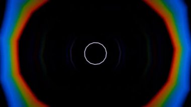 Merkezinde beyaz bir çember olan bir kara delik.